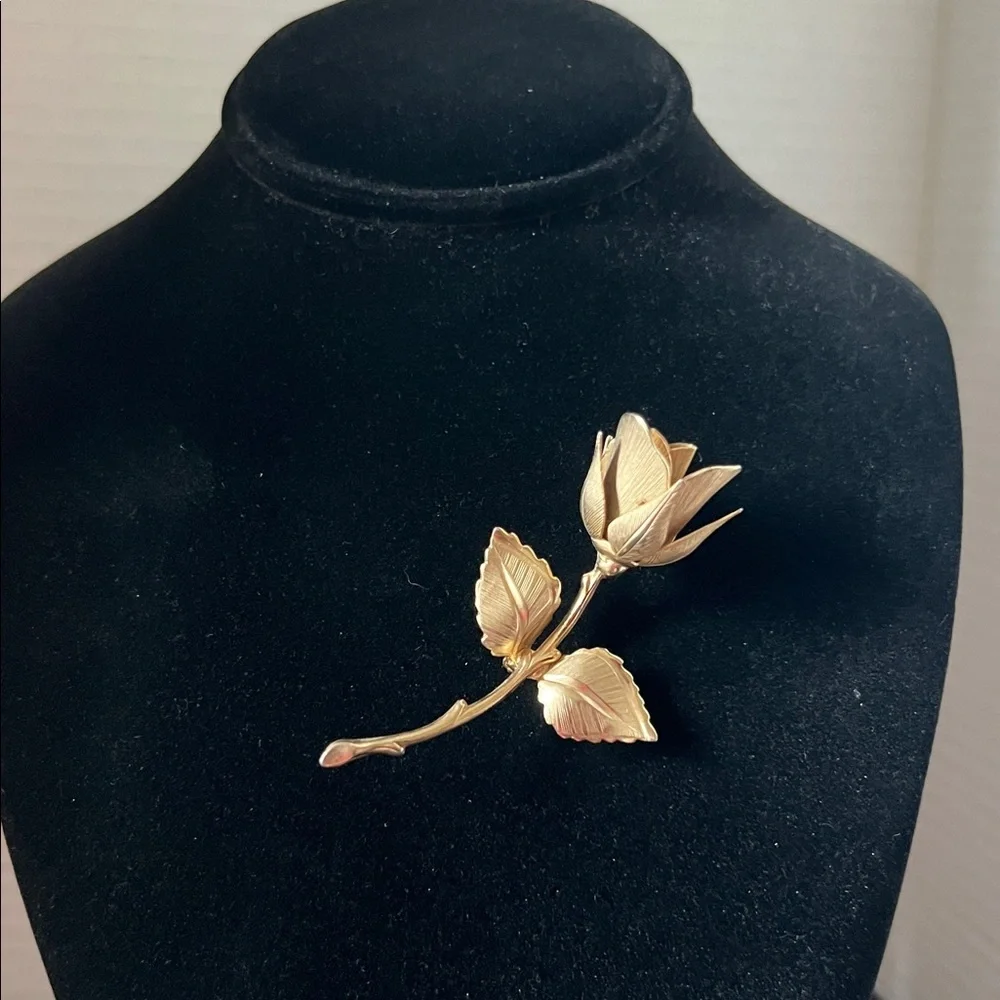 Giovanni Gold Toned Rose Brooch/Pin - Beautiful